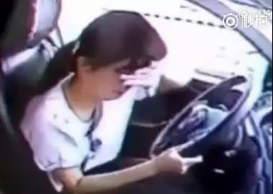 奔溃！科目二接连挂5次，学员车里放声大哭…火了！