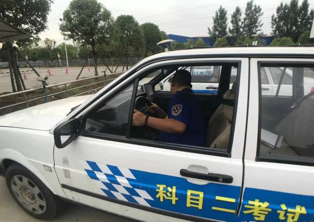 图解后视镜调整技巧
