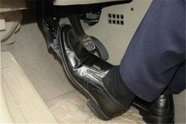 科目二总是熄火、溜车？教你五招找准离合半联动位置！