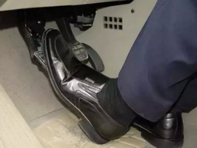 科目二考试轻松控制离合，考试车辆离合不熟悉怎么办？