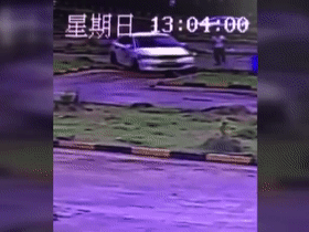 惊险：教练车上演疯狂大转圈,2分钟原地转25圈！