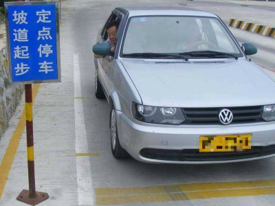 坡道熄火有办法补救吗？还真有！这2招专治熄火后溜！