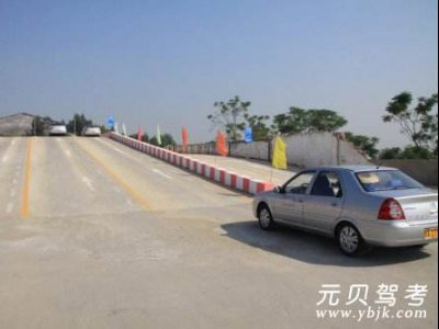 坡道太难了！30公分距离找不准，科目二总是挂在半坡上