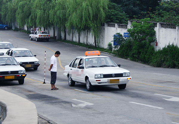 科目二考试如何避免中途停车？掌握技巧是关键！