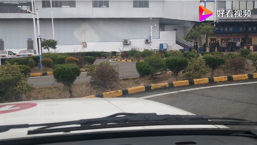 1分钟学会曲线行驶，保证车身不压线的小技巧，简单易学，非常实用！