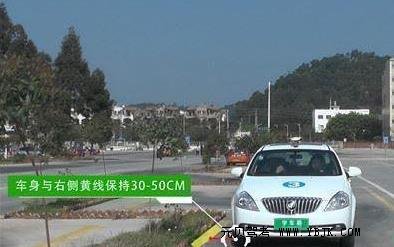 科二倒车入库、侧方停车、坡道30公分距离操作大全，看准距离不压线