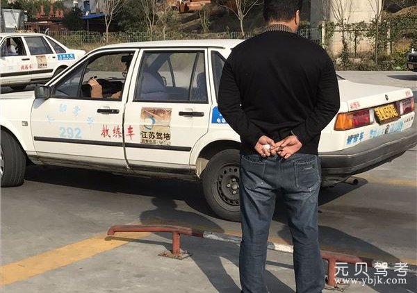 库车金达驾校-倒车入库修正方向