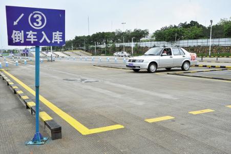 科二倒车入库必须要知道的4点,附图解教程