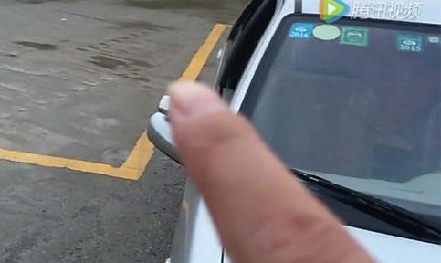 倒车入库却不会使用后视镜,难怪你会挂科