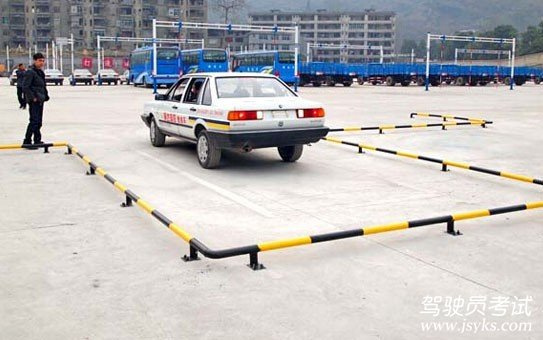 科目二总是“死”在倒库上？教你五招就能解决