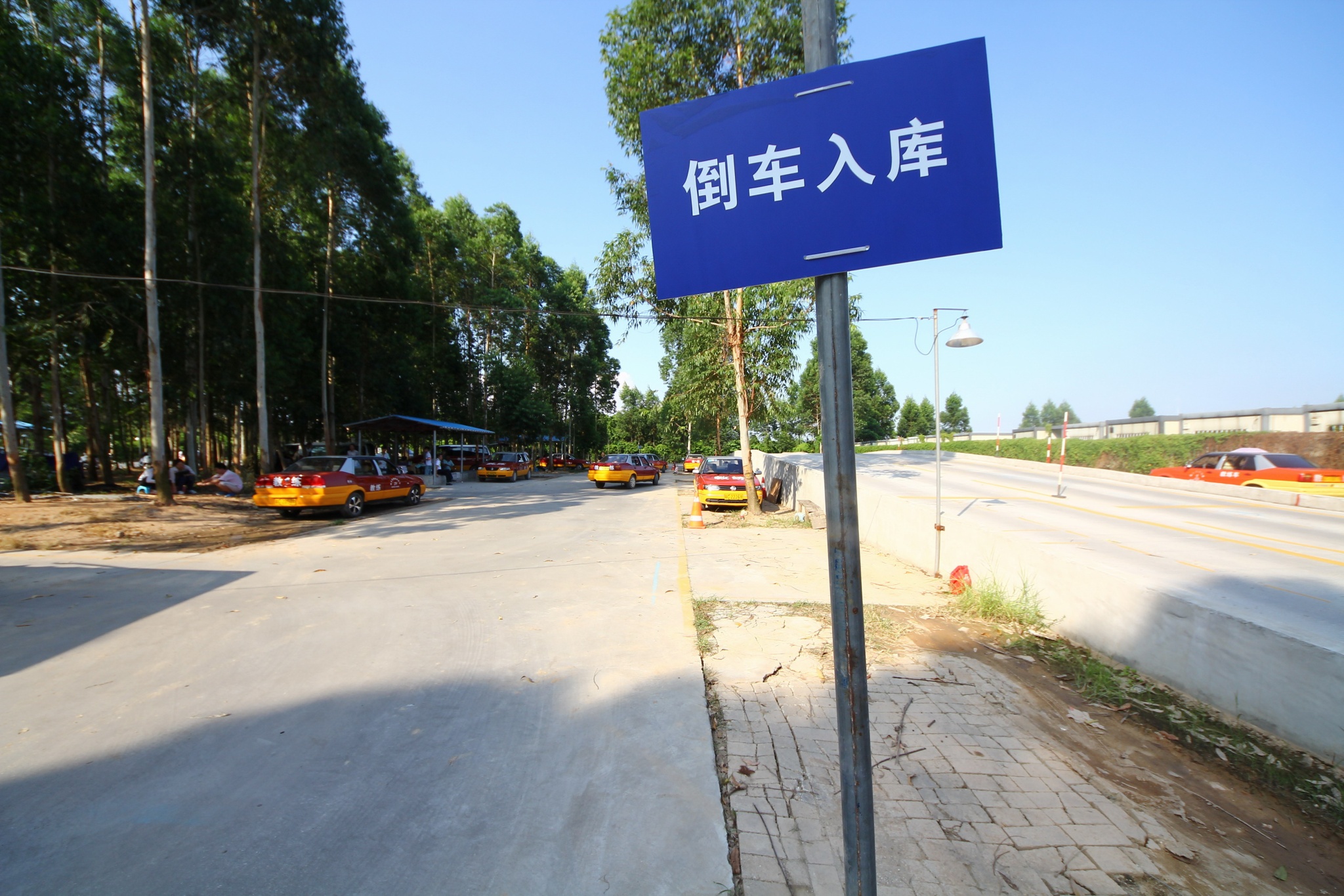 倒车入库找什么点最准