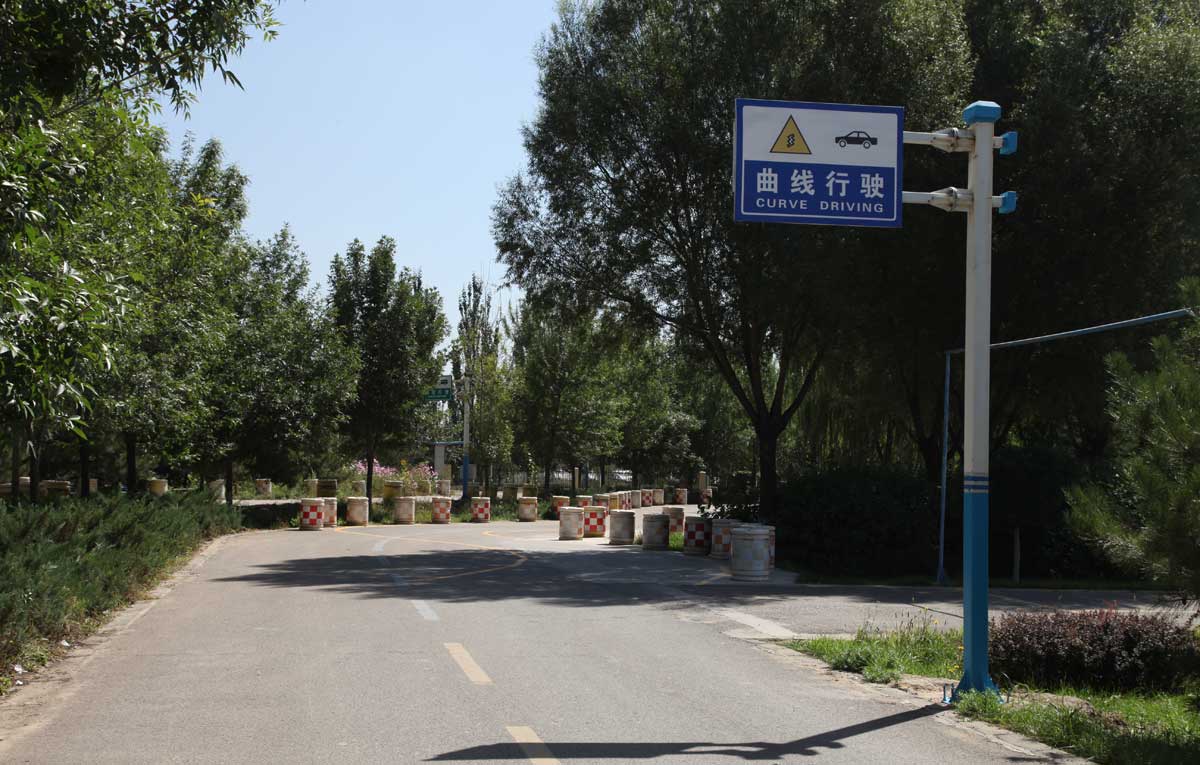 曲线行驶怎么看点打方向