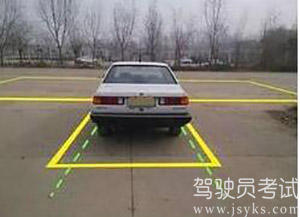 倒车入库如何修平行？
