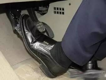 坡道起步离合器到底怎么踩