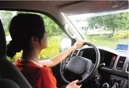 科目二汽车爬坡：离合是松完还是留一点？
