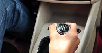 科目二考试：超详细的侧方位停车步骤图解