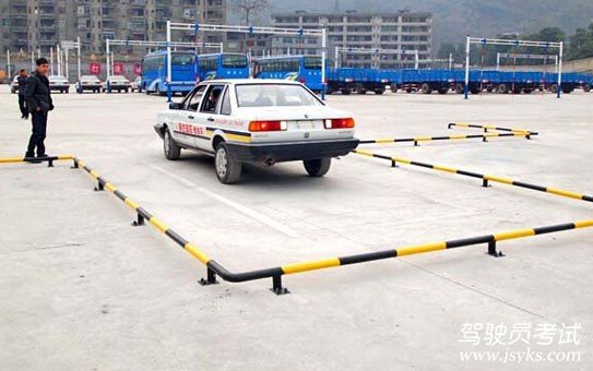 倒车入库的技巧详细图解