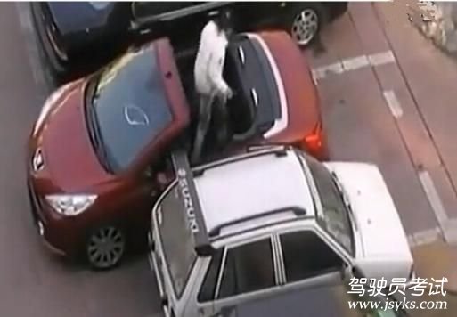 倒车入库时被抢了车位