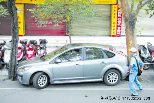 倒车入库时被抢了车位