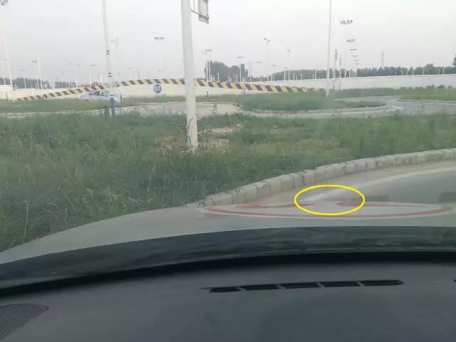 科二曲线行驶如何不压线