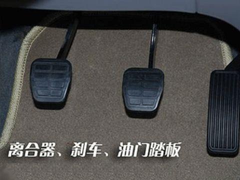 科目二离合器的正确踩法 第1张-库车驾校排名-报名电话-价格表-考驾照流程-科目考试技巧