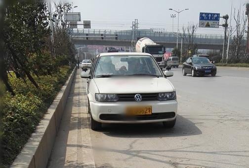 如何保持车身与边线距离在30cm以内