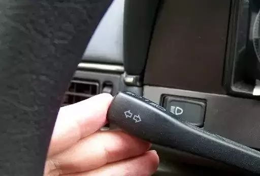 又忘打转向灯扣分了