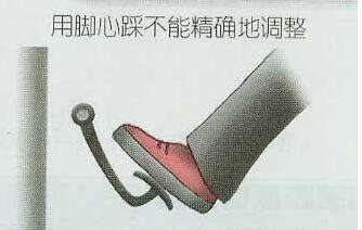 先踩离合还是先踩刹车