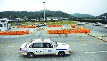坡道停车PK倒车入库