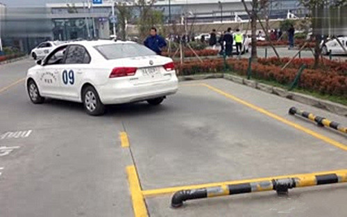 科目二侧方位停车技巧详解 第1张-库车驾校排名-报名电话-价格表-考驾照流程-科目考试技巧