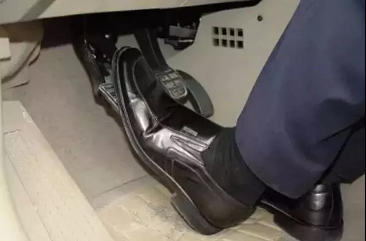 停车时先踩离合还是先踩刹车