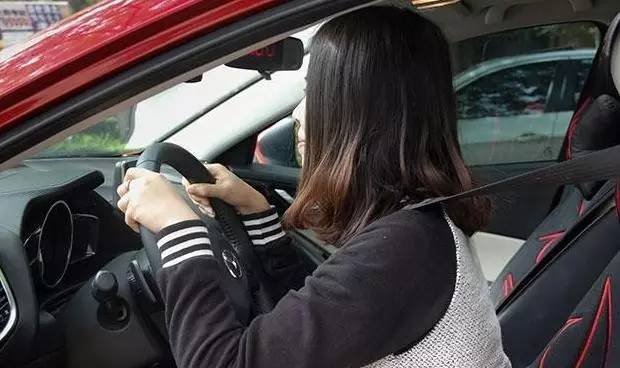 女性如何调整好驾驶坐姿