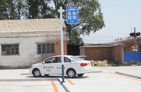 直角转弯不压线 第1张-库车驾校排名-报名电话-价格表-考驾照流程-科目考试技巧