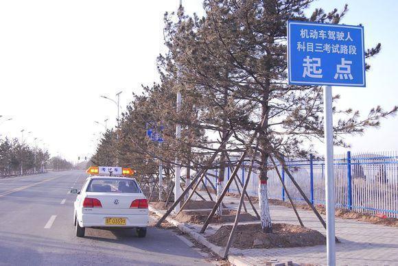 科目三直线行驶如何判断车身正