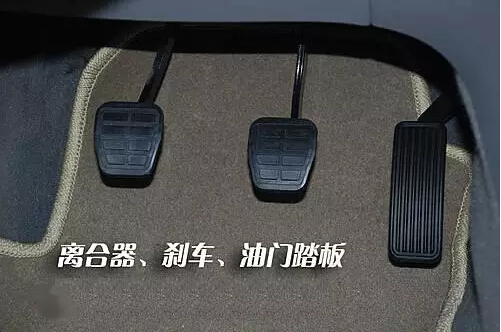 停车时先踩刹车还是先踩离合