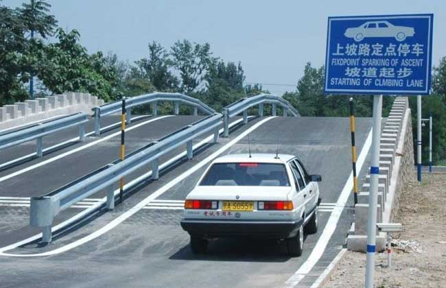 停车时先踩刹车还是先踩离合