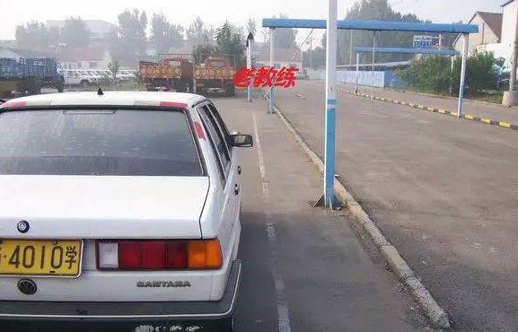 如何通过后视镜判断车身是否停正