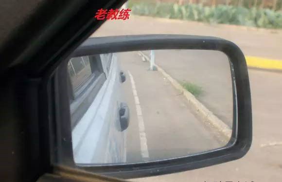 如何通过后视镜判断车身是否停正