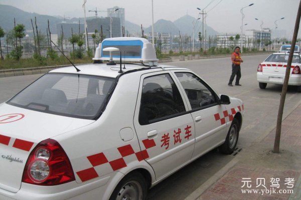 科三停车先刹车还是先离合
