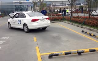 科目二侧方停车考试中避免熄火的方法