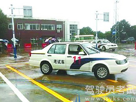 别慌！科目二考试下大雨应该这么做