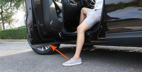 观察路况，下车