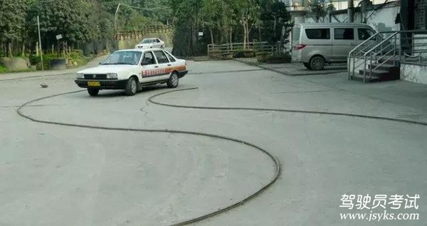 看了保证过的曲线行驶技巧