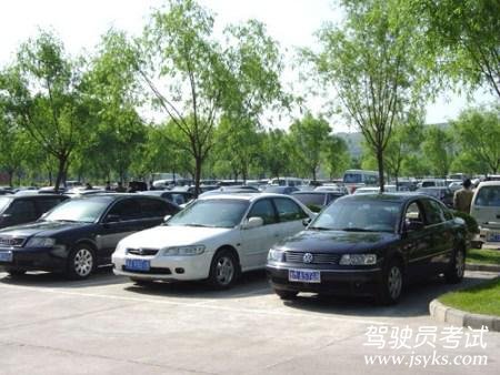先踩离合器还是先踩刹车