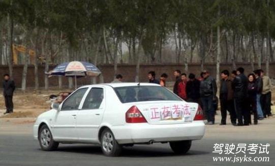先踩离合器还是先踩刹车