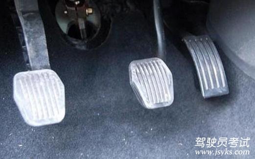 先踩离合器还是先踩刹车