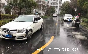 孩子遭车祸救护车被堵应急车道