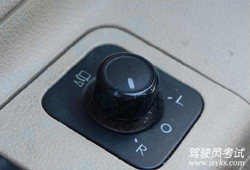 科目三路考技巧之靠边停车30公分 第5张-库车驾校排名-报名电话-价格表-考驾照流程-科目考试技巧