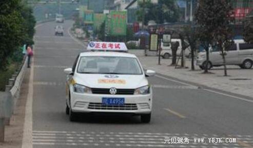 在驾校时千万不能养成的开车陋习
