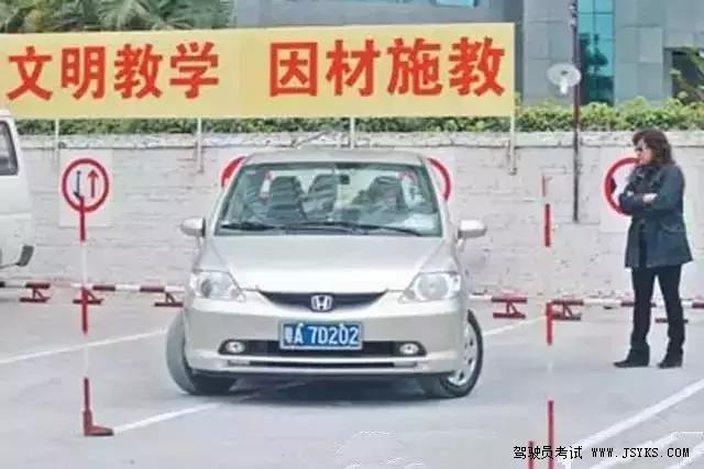 学员在训练场学车必须要注意的事项 第4张-库车驾校排名-报名电话-价格表-考驾照流程-科目考试技巧